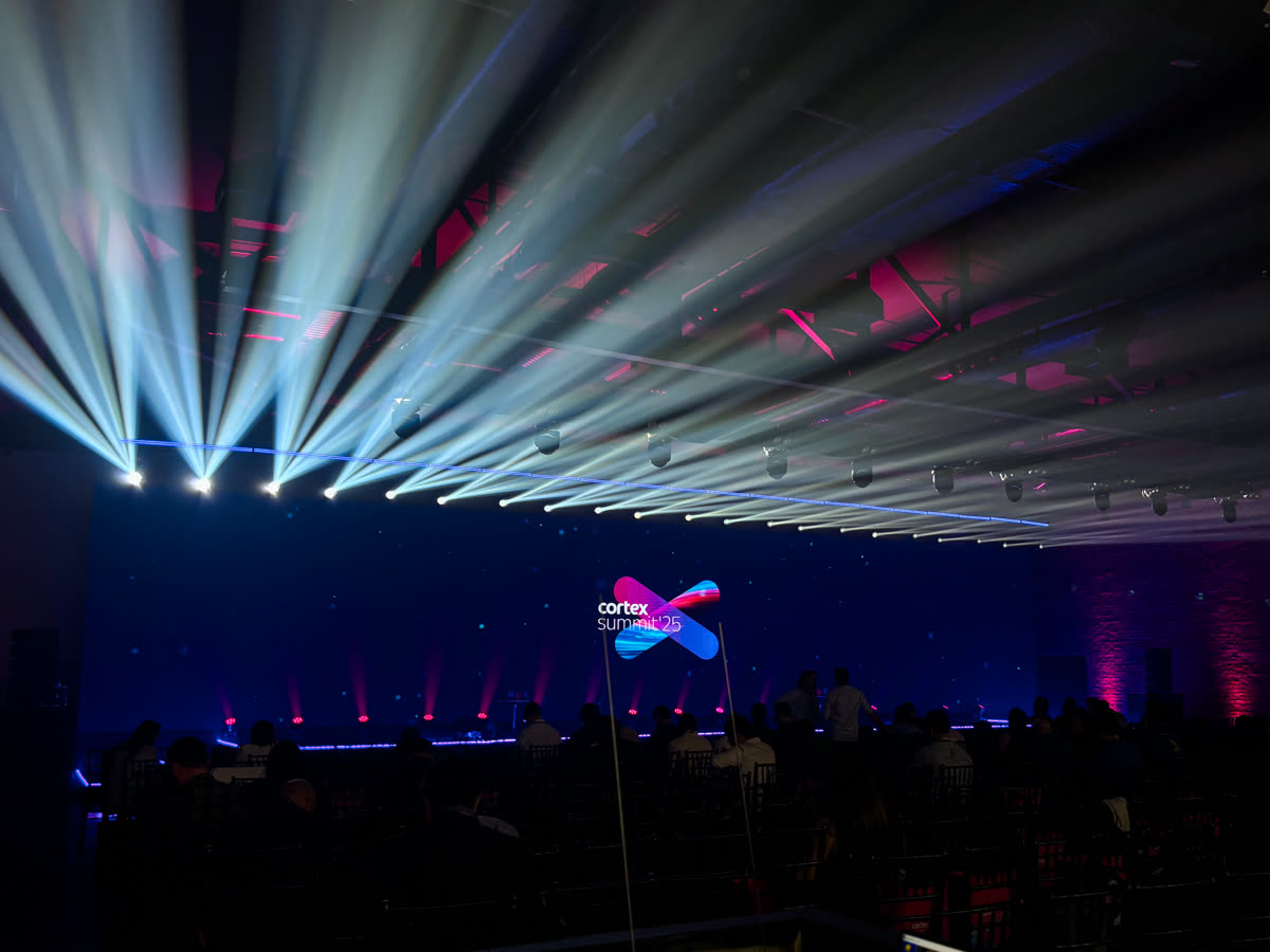 Produção audiovisual com iluminação cênica em evento corporativo