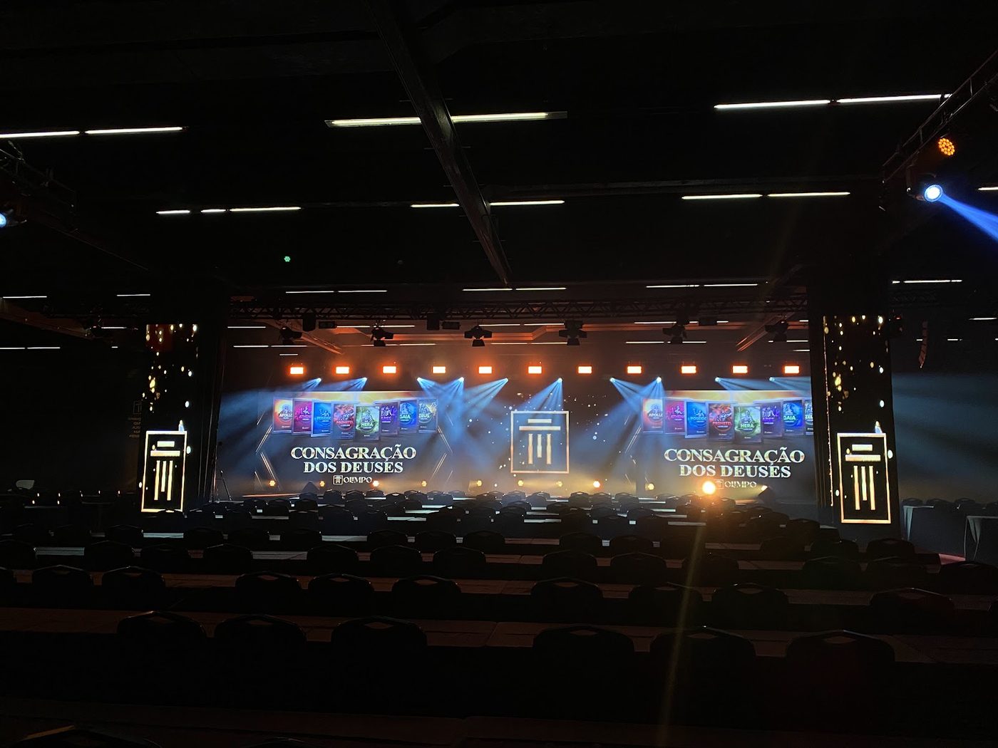 Palco com feixes de luz simétricos e painel LED central — cenário desenhado primeiro em software 3D antes da montagem