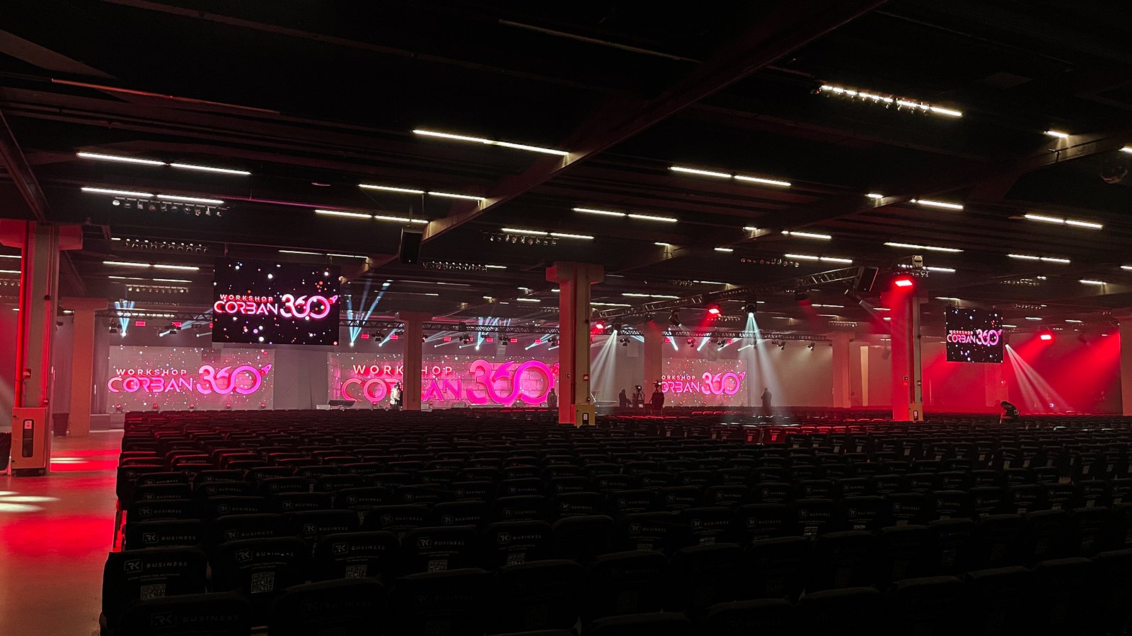 Infraestrutura audiovisual profissional em evento corporativo com múltiplas câmeras e transmissão ao vivo