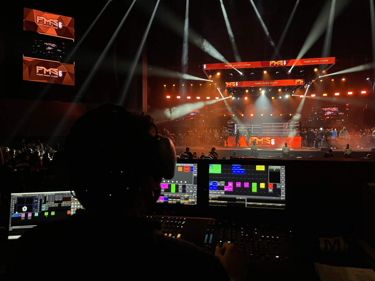 Técnico de audiovisual monitorando sistema de microfones sem fio em evento corporativo