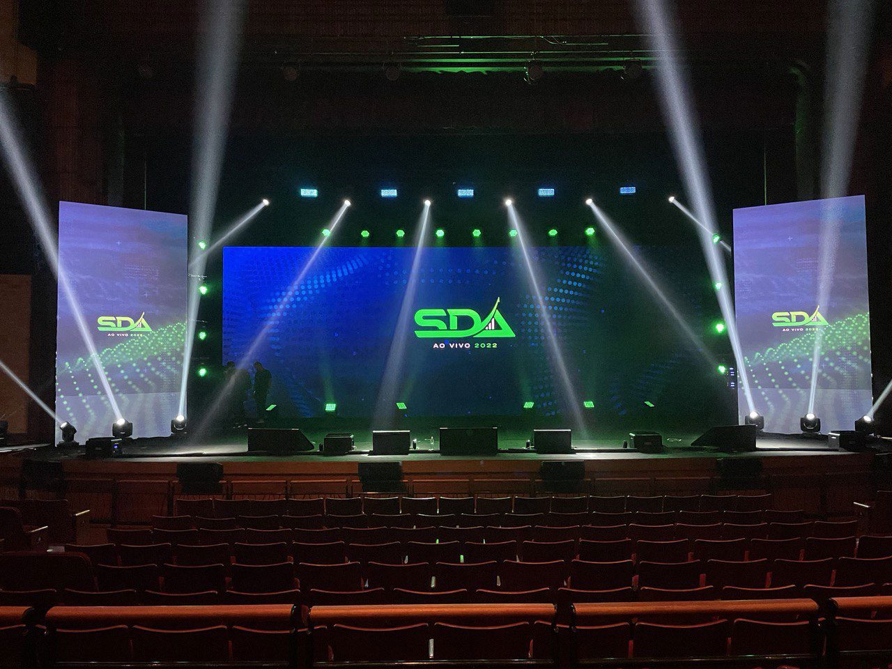 Painel LED de alta resolução em evento corporativo