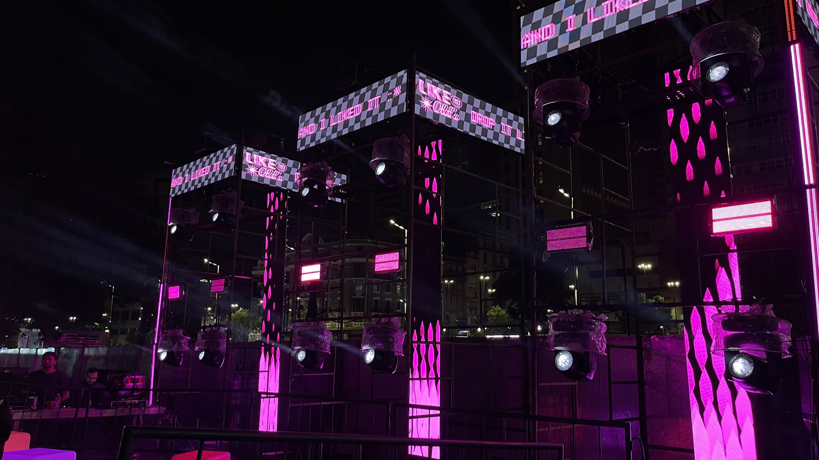 Iluminação cênica elegante em jantar de gala corporativo com uplights e pin spots nas mesas