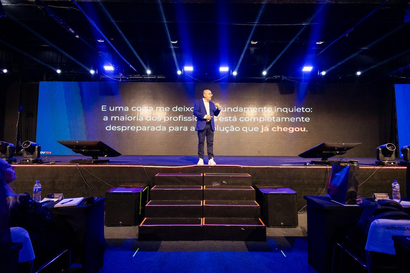 Palco corporativo com estrutura audiovisual completa — integração de som, o ponto de partida para tradução simultânea