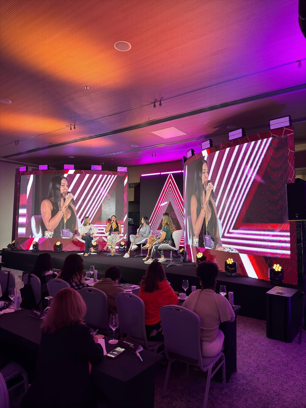 Palco de mesa-redonda com painéis LED assimétricos em evento corporativo Domine Days