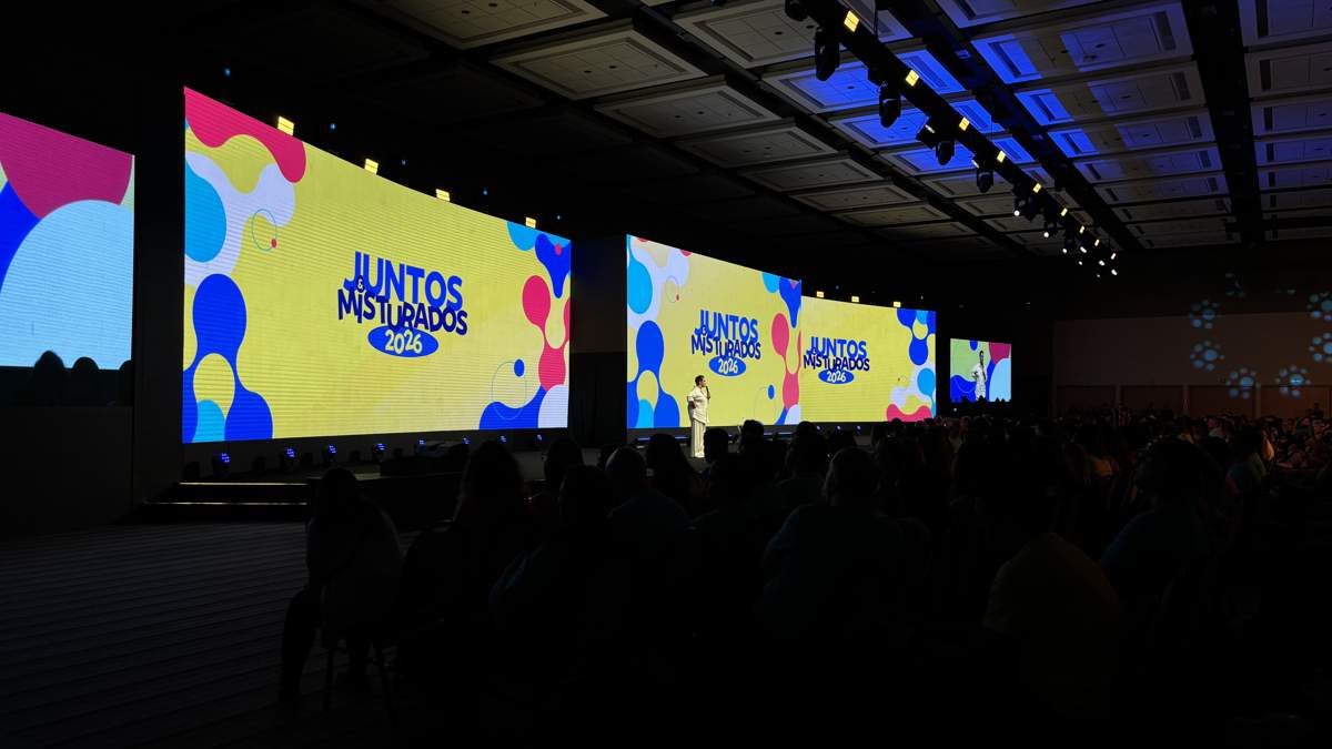 Painéis de LED coloridos em salão de evento corporativo, com cores vivas e bem calibradas