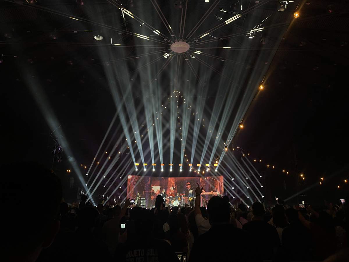 Palco corporativo com feixes de luz na fumaça, iluminado para gravação em vídeo