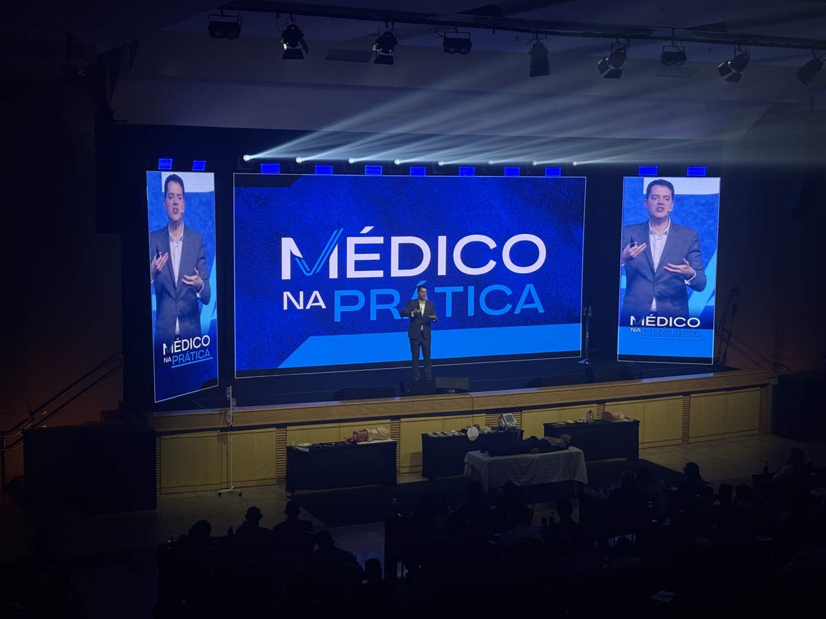 Palco com painéis de LED de imagem uniforme exibindo a identidade do evento