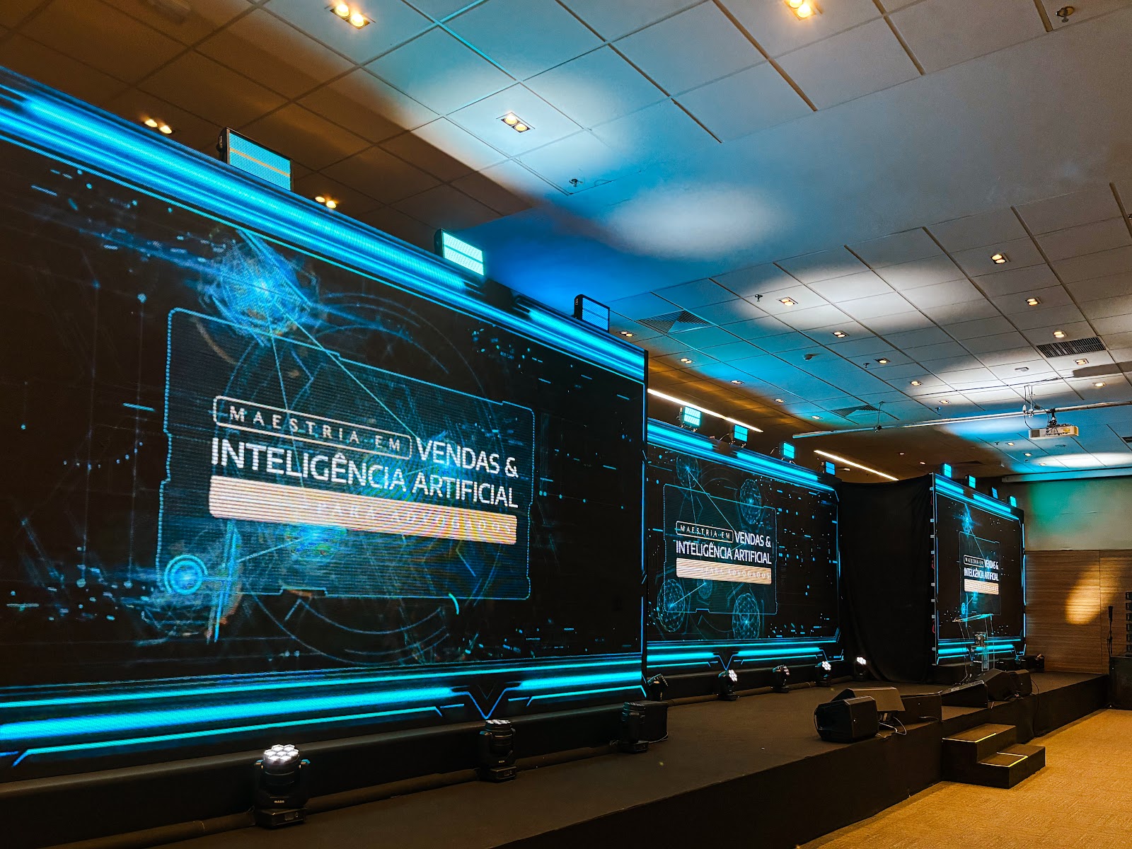 Telões LED com layout modular exibindo conteúdo futurista em palco de evento corporativo