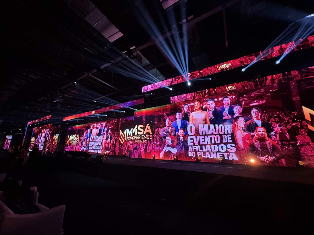 Painel de LED panorâmico exibindo a identidade visual da marca em evento corporativo