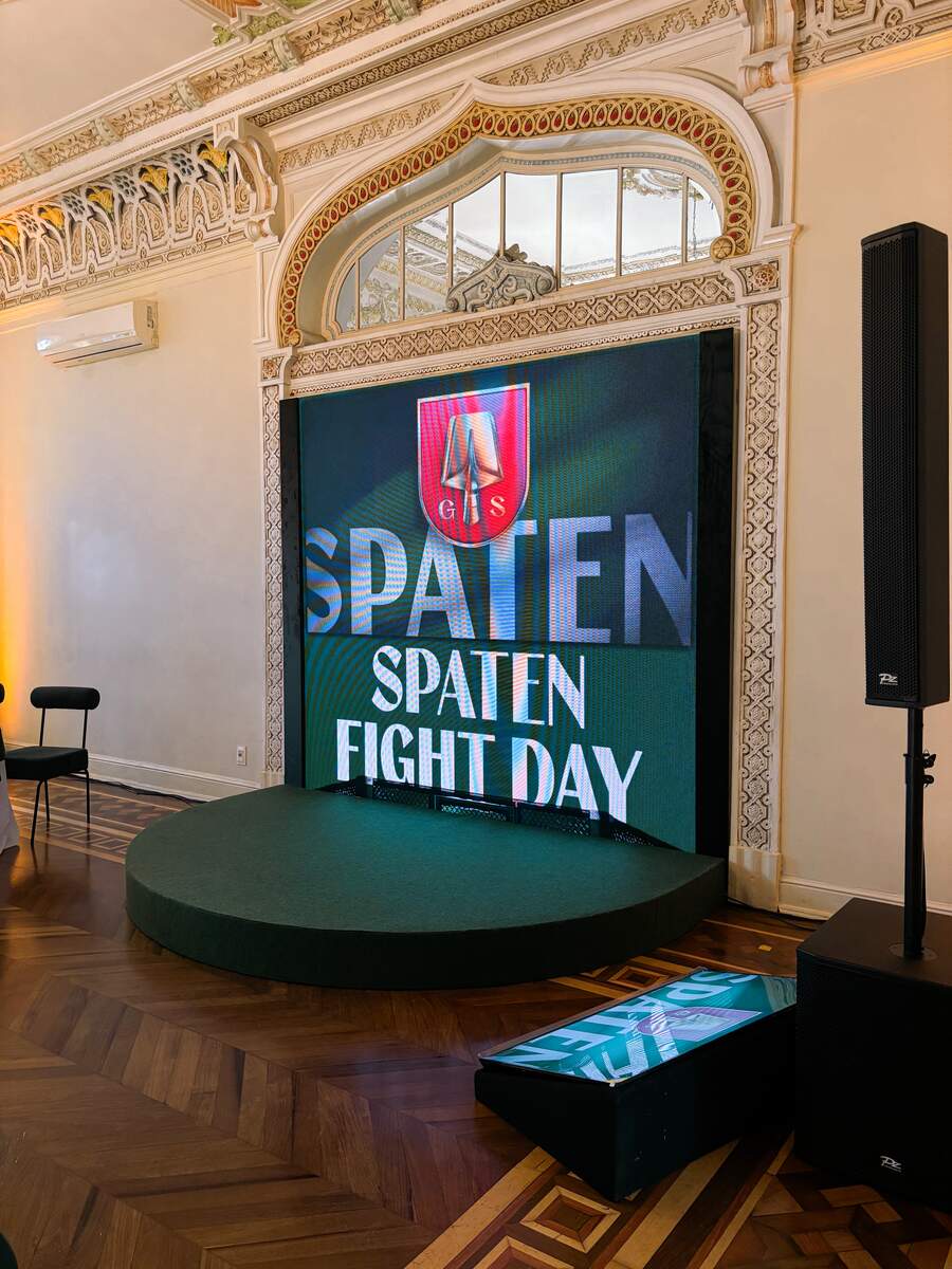 Caixa de som ao lado do palco de um evento corporativo, parte do sistema de áudio